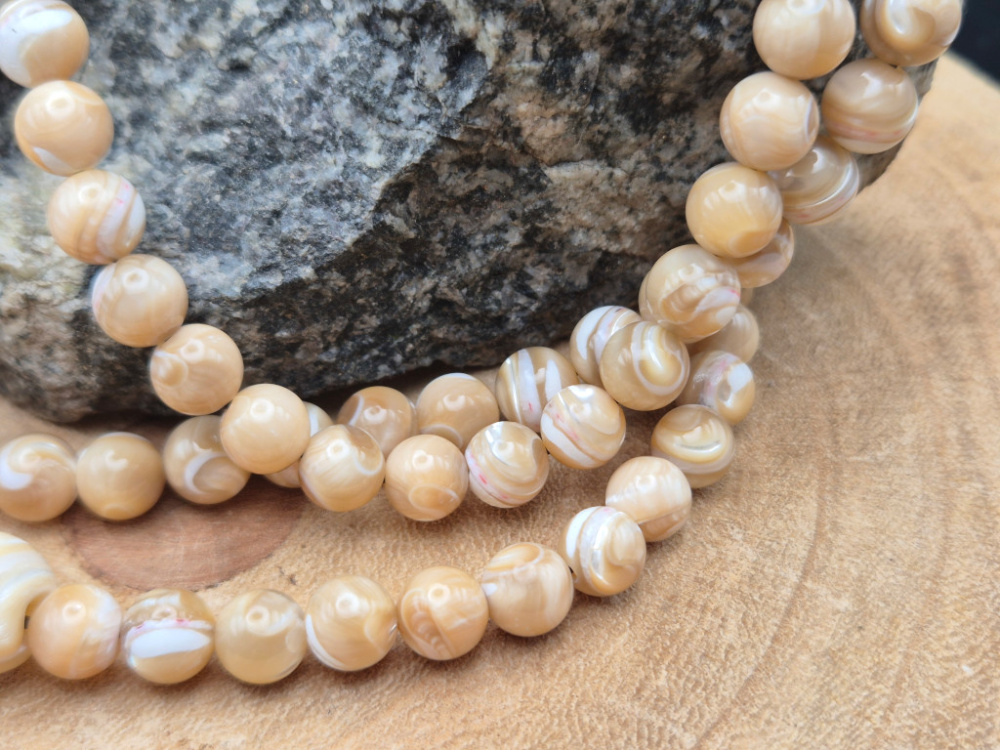 Preview: Handgefertigte Mala aus Perlmutt mit sanfter, marmorierter Struktur